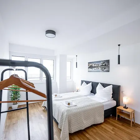 Free Parking, Luxury Beds, Nespresso, Netflix Apartment